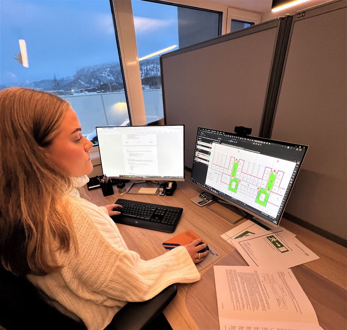 Projektering av nödbelysning – här från ett av Melbyes norska kontor. På bilden: Ulrikke Adolfsen – säljare inom Installation i Melbye Norge.