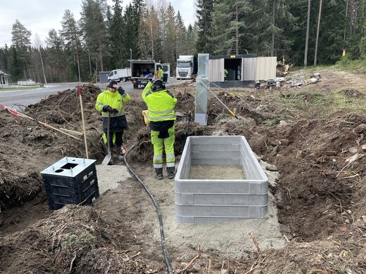 FF-brunn med adapterplåt till vänster och Ultima Connect till höger.